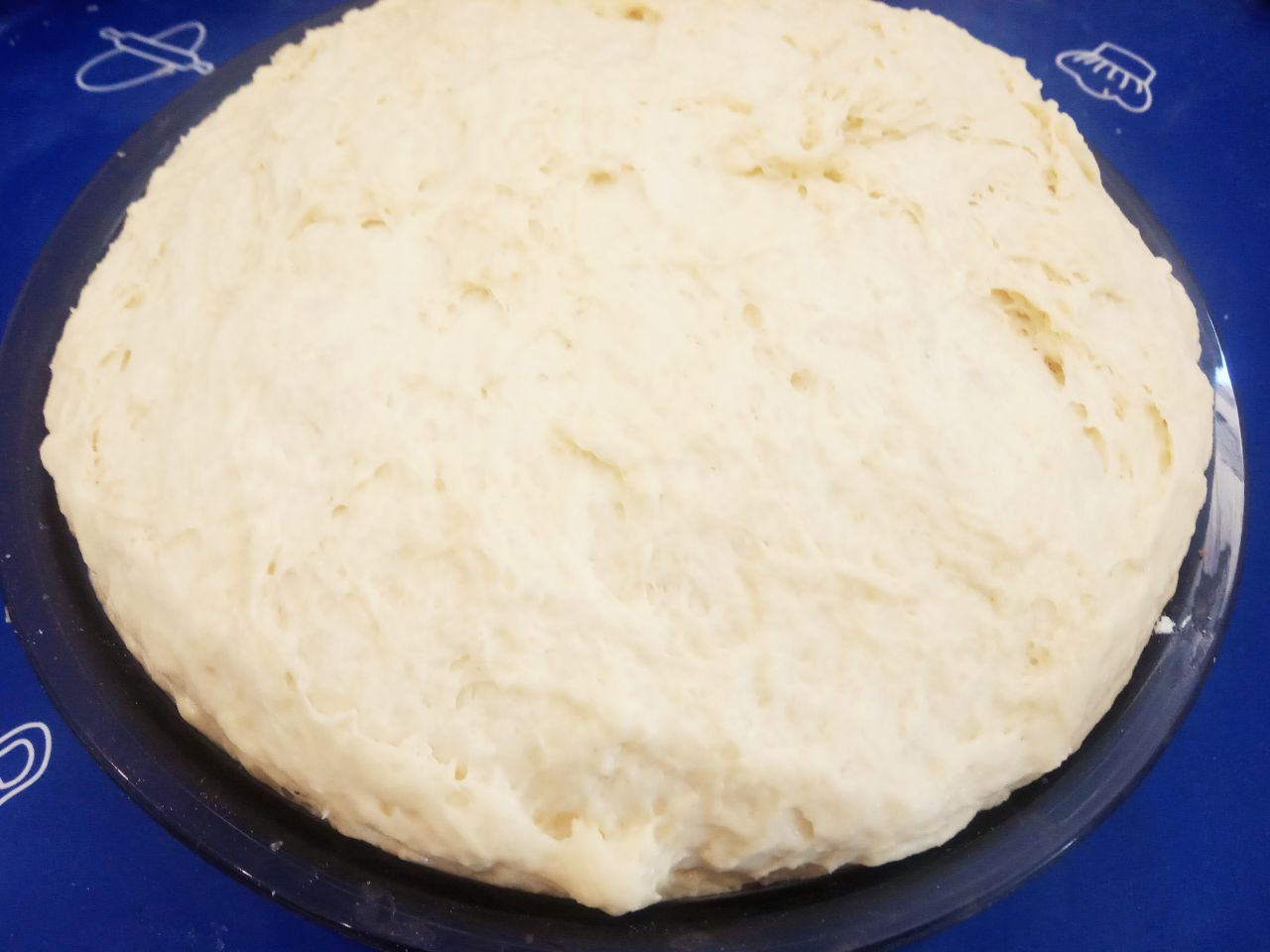 Воздушные и мягкие булочки, на сметане, с изюмом и корицей: Тесто накрываем и ставим в теплое место для подъема на 1-1, 5 часа. Когда тесто увеличится в объеме,