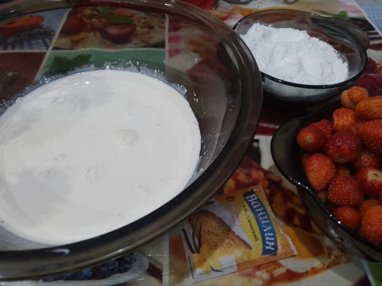 Бисквитный торт с клубникой и взбитыми сливками, нежный и вкусный: Займемся приготовлением крема.