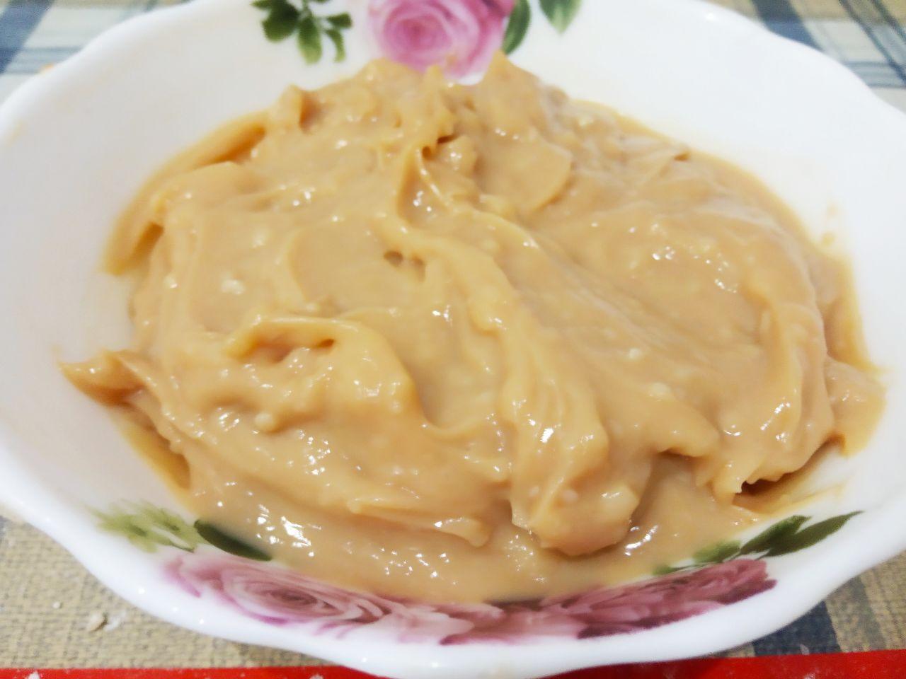 Жареные пончики без яиц с начинкой и с кунжутом: Начинку я приготовила заранее. Молоко соединяем с сахаром и крахмалом, размешиваем и ставим на огонь, доводим