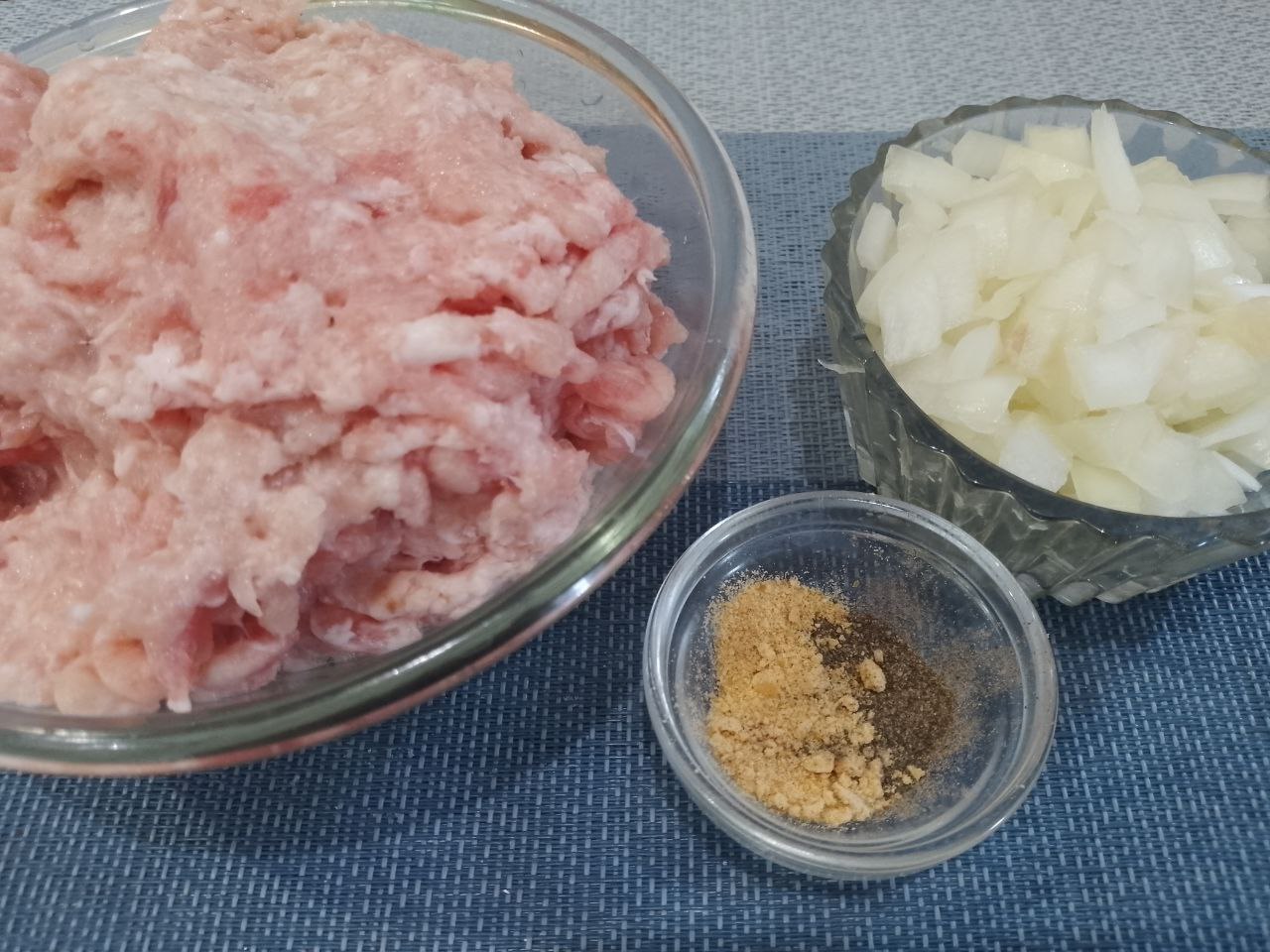 Рулет из тертого картофеля с мясной начинкой, запеченный в духовке: Мясо пропускаем через мясорубку.