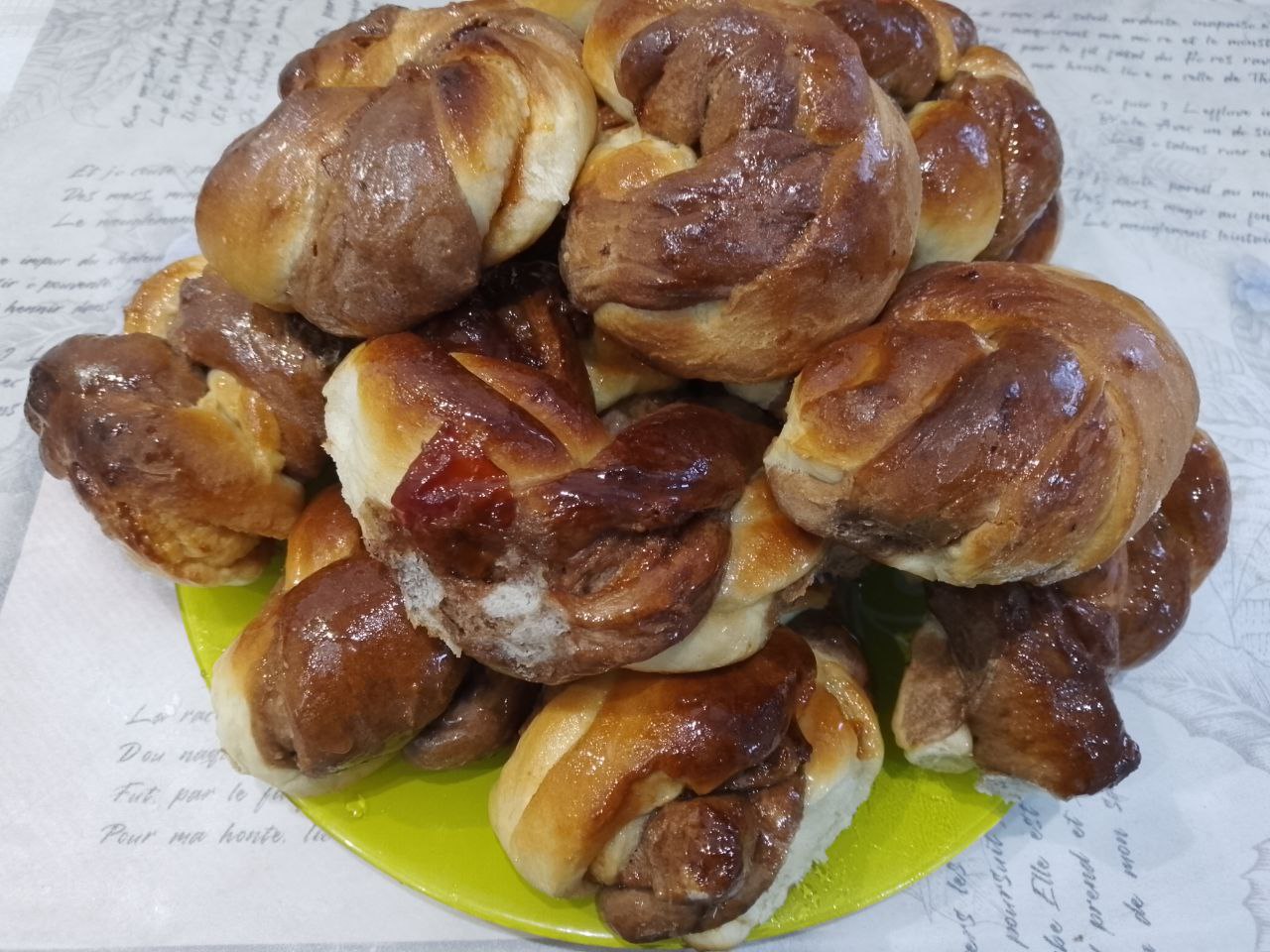 Воздушные булочки из дрожжевого теста с вареньем и корицей