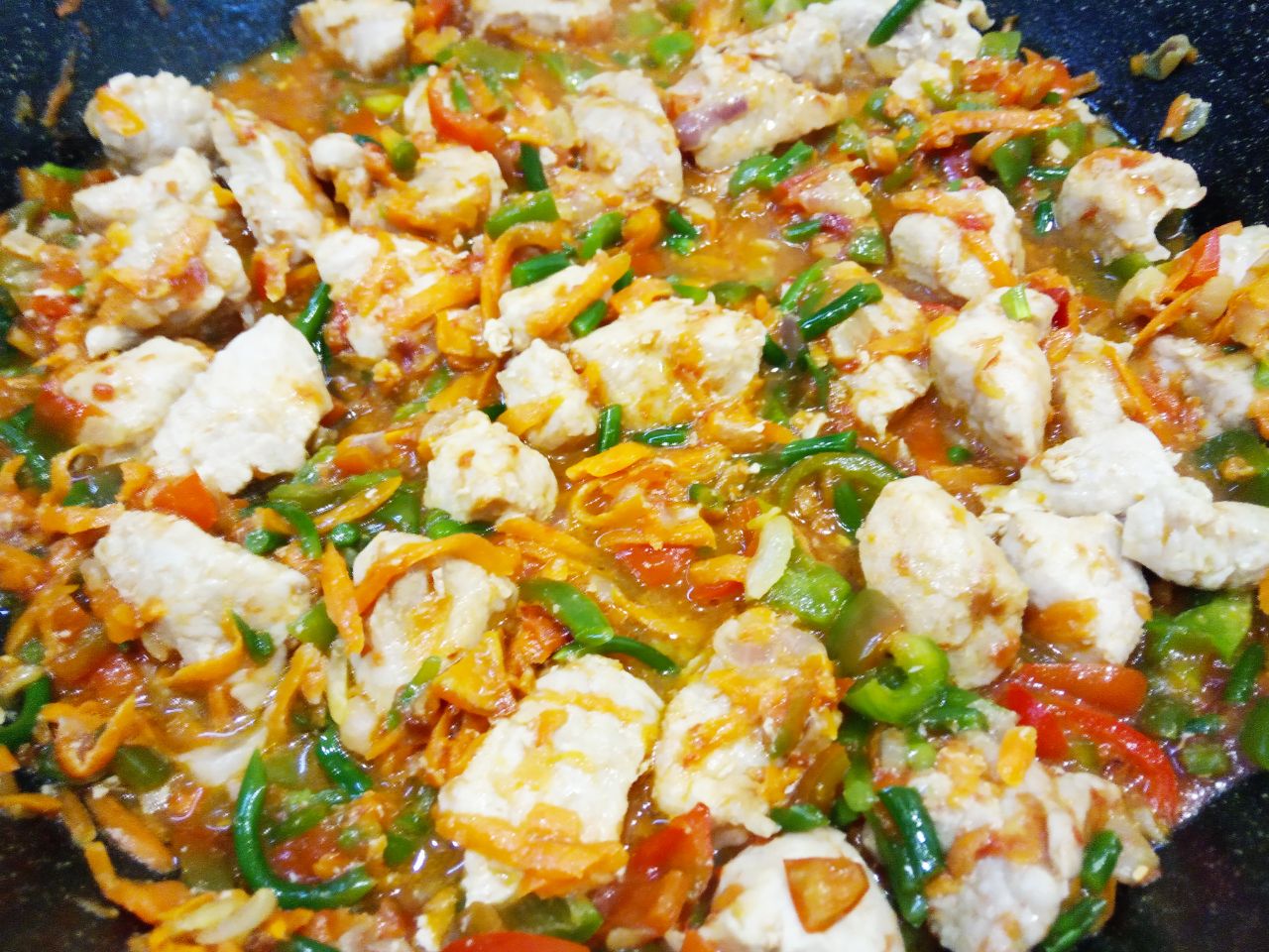 Тушеная чечевица со свининой и овощами, сытно и вкусно: Добавляем перец, томатную пасту, стрелки чеснока и обжариваем.