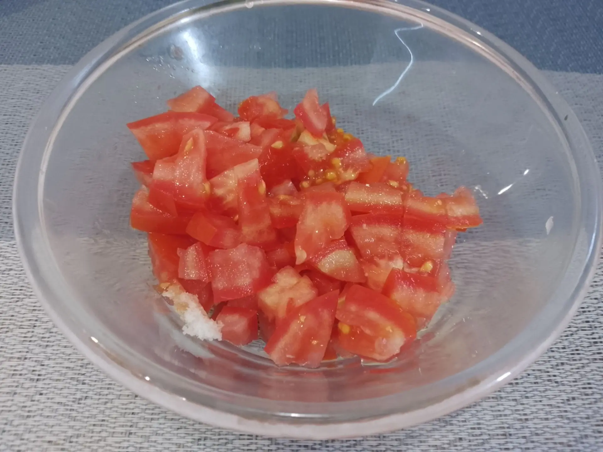 Горячие бутерброды в духовке, вкусно и быстро: Помидоры промываем водой, удаляем плодоножки и разрезаем на маленькие ломтики.