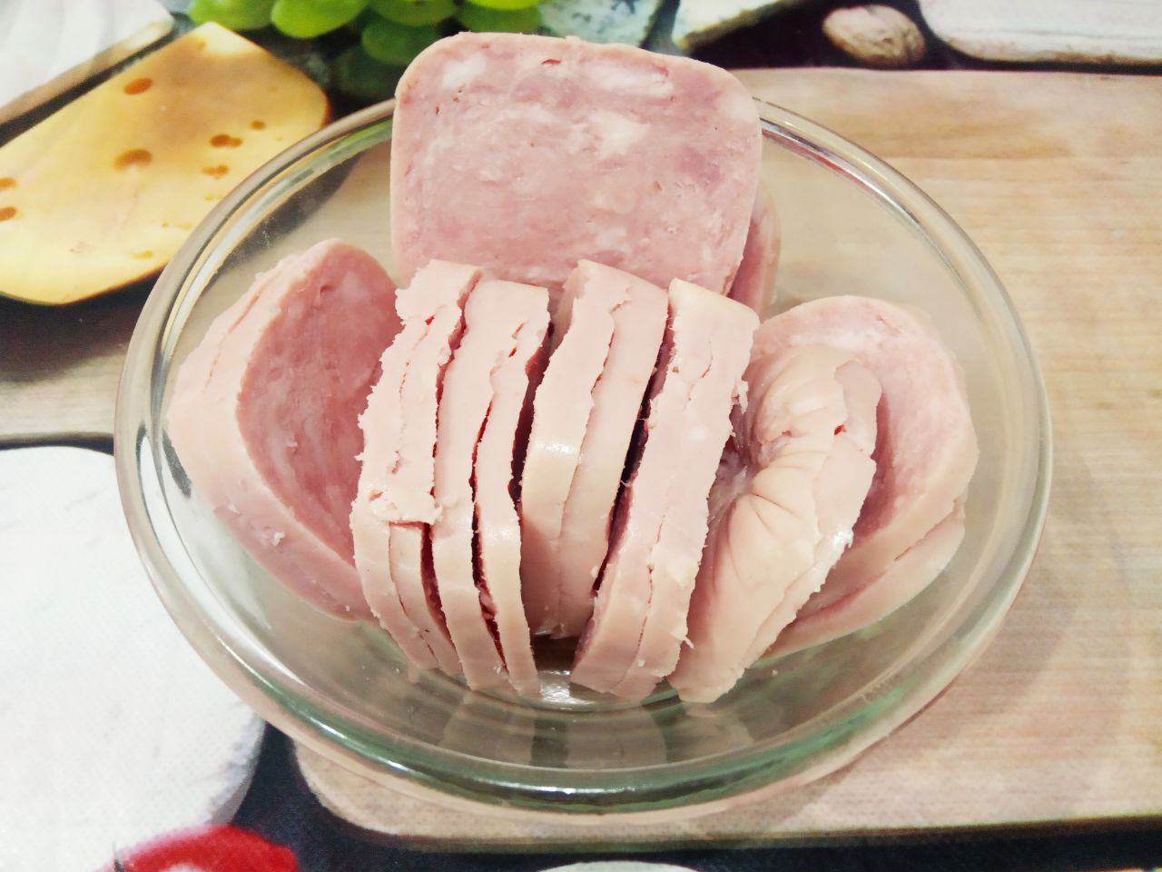 Вкусный и аппетитный завтрак из ветчины и сыра, в кляре: Ветчину или колбасу, у меня была ветчина. Ветчину разрезаем на кружочки, а кружочки разрезаем на две части,
