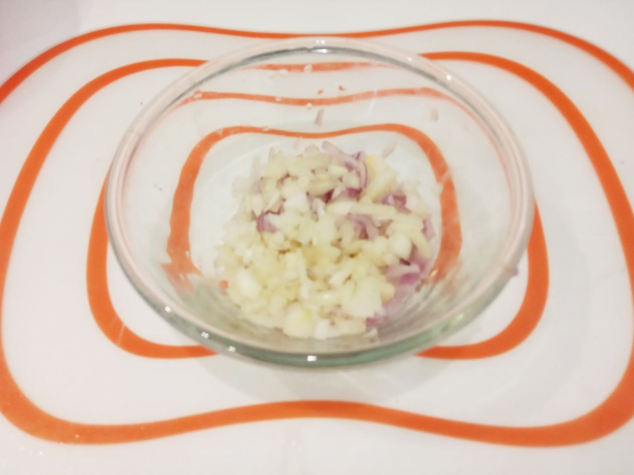 Домашние обжаренные голубцы с сырым рисом, вкусно и сытно: Приготовление соуса. Лук очищаем от шелухи, промываем и мелко нарезаем.