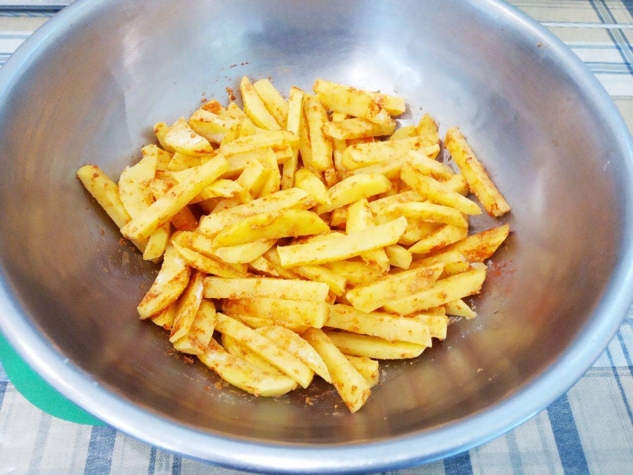 Картофель длинными брусочками, запеченный в духовке в паприке и специях: Противень застилаем пергаментом, смазываем маслом или противень без пергамента смазываем маслом.