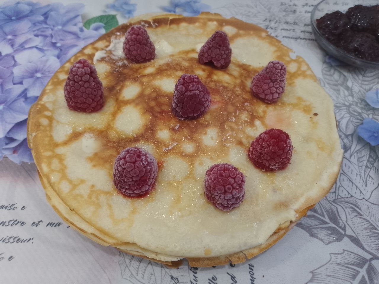 Блины со сливочным маслом, сахаром и ягодами: Испеченный блин перекладываем на тарелку и ещё горячим смазываем растительным маслом и посыпаем сахаром. Так