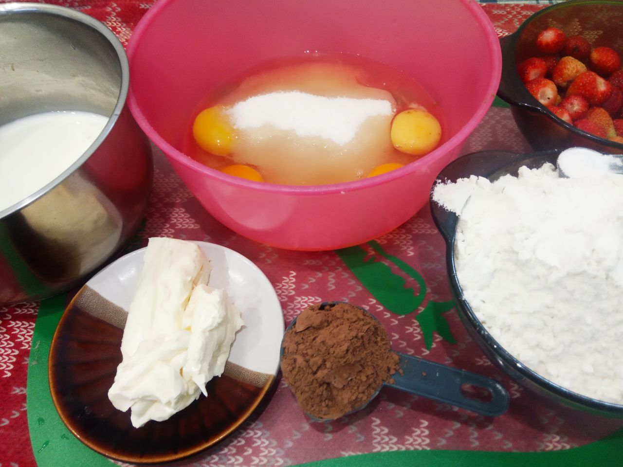 Шоколадный молочный пирог с клубникой