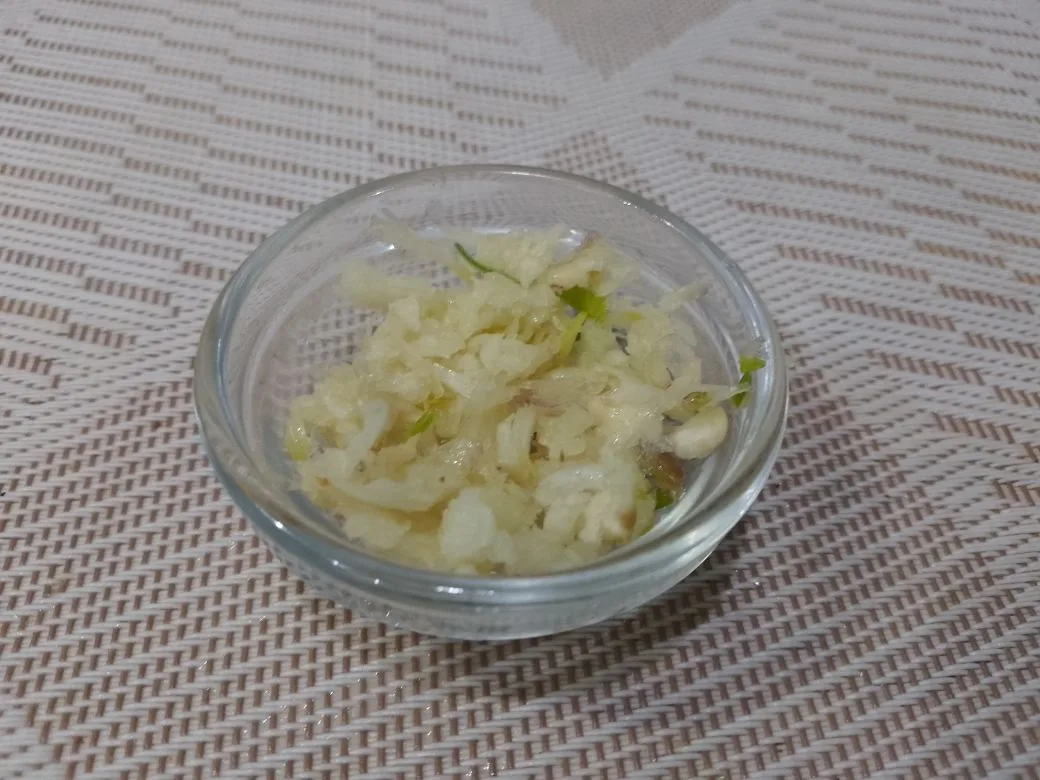 Картофель с зеленым луком, чесноком и свежим огурцом: Чеснок очищаем от шелухи, промываем и пропускаем через пресс.