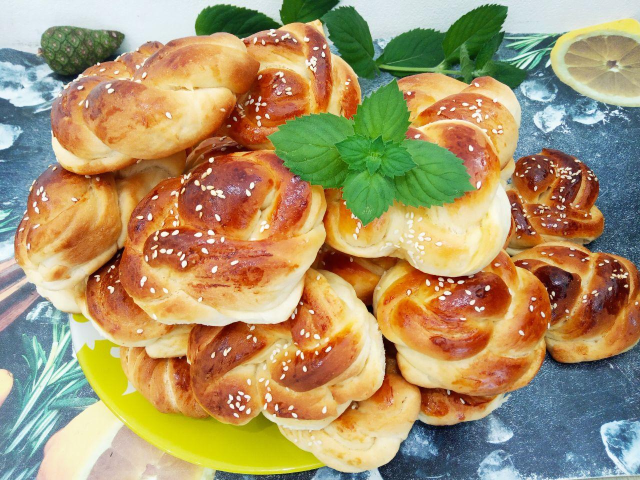 Мягкие воздушные булочки с кунжутом из простых и доступных ингредиентов