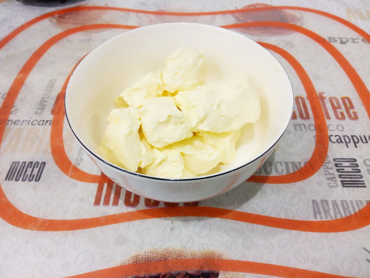 Творожные булочки, воздушные и нежные: Масло сливочное должно быть комнатной температуры, измельчаем.