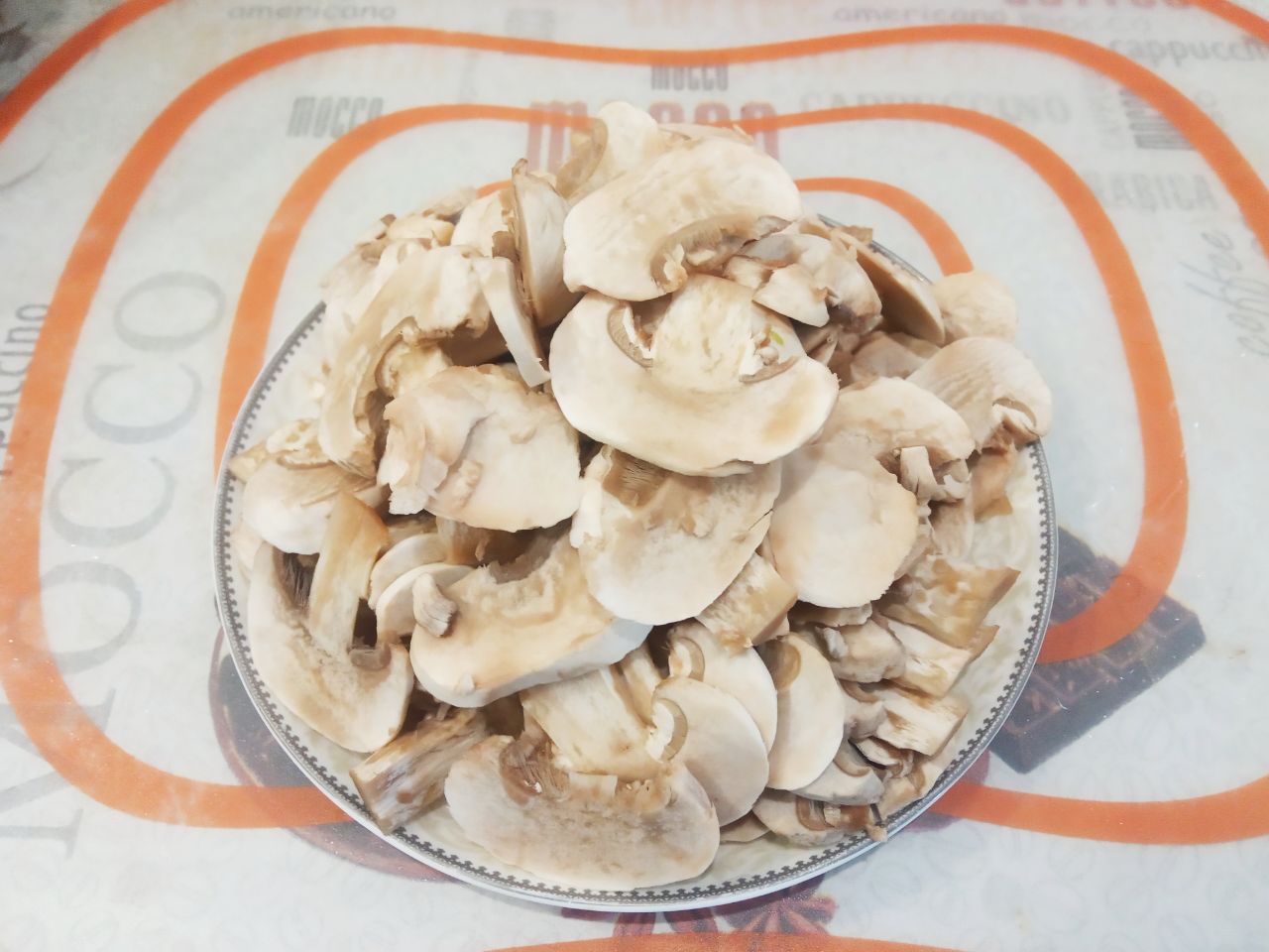 Мясные гнёзда с грибной начинкой, перцем и сыром: Грибы очищаем, промываем и нарезаем ломтиками.