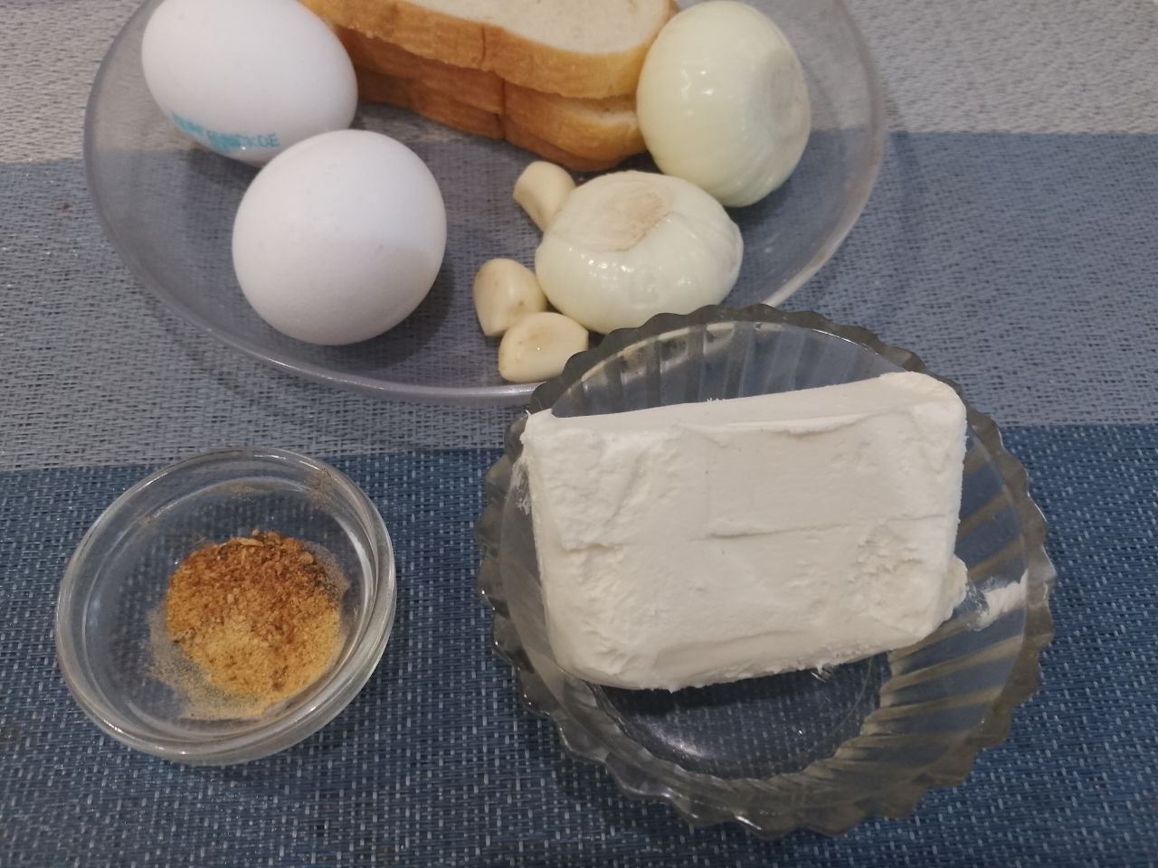 Рыбные котлеты из щуки, сочные и сытные: Чеснок очищаем от шелухи, промываем и продавливаем через чесночницу. Чеснок добавляем по своему желанию.