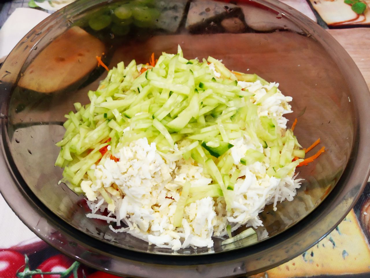 Салат витаминный с редькой, морковью и другими овощами: Приготовленные ингредиенты соединяем и перемешиваем.