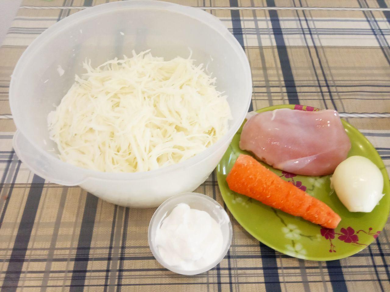 Капуста тушеная в сметане с куриным филе