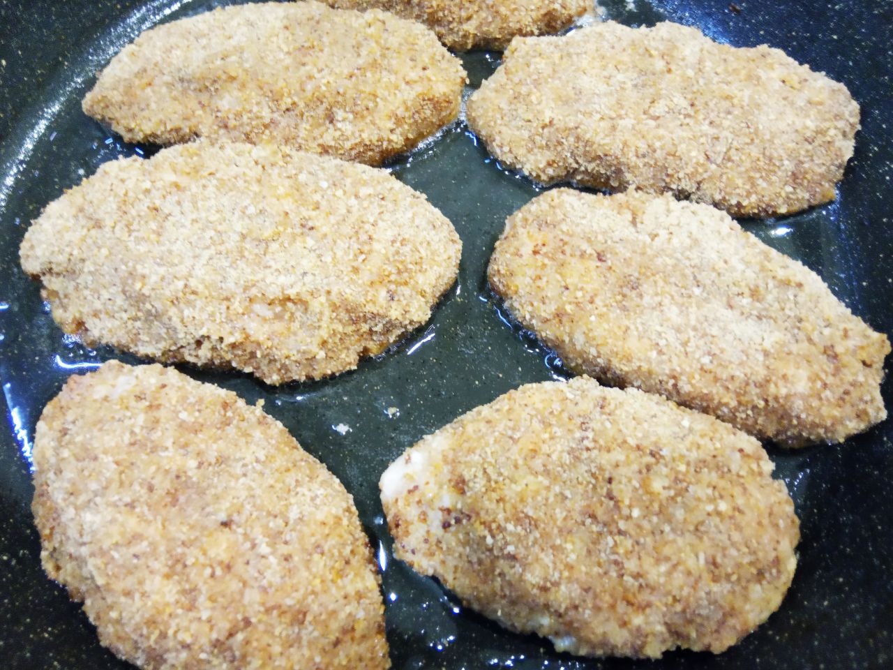 Мясные котлеты или зразы с грибами и сыром, в яичном кляре и сухарях: Разогреваем сковороду с растительным маслом, выкладываем зразы и обжариваем на слабом огне под закрытой