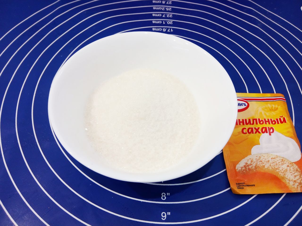 Булочки с начинкой из яблок и мака: Всыпаем сахар, ванильный сахар и размешиваем венчиком.