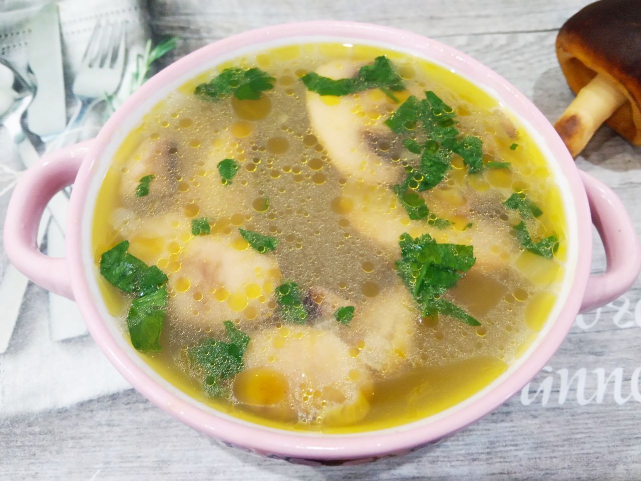 Суп вермишелевый с шампиньонами, просто и вкусно: Зелень промываем, просушиваем, мелко нарезаем и добавляем в суп.