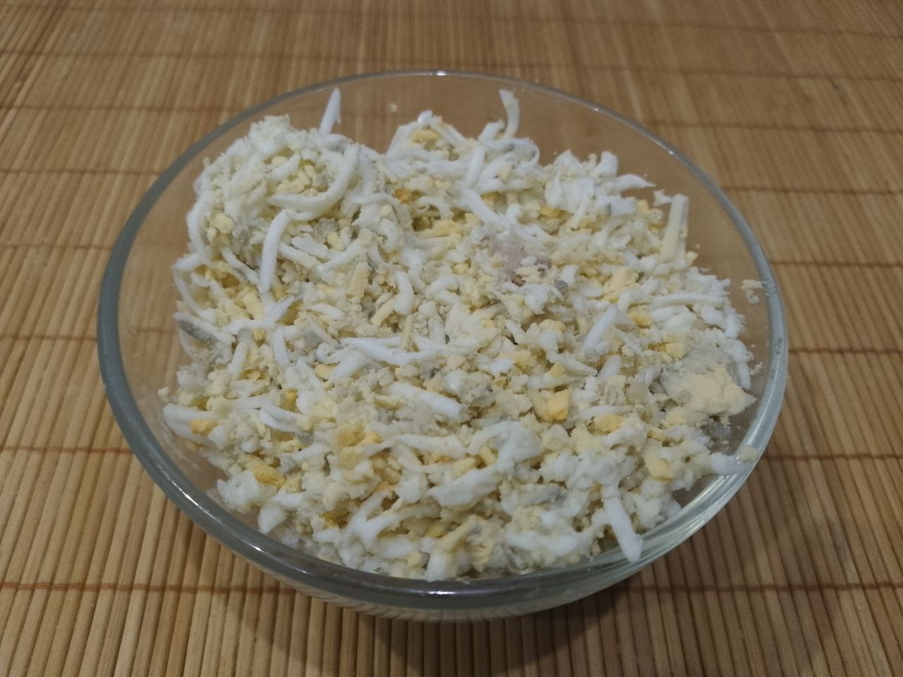 Лаваш с мясной начинкой, на сковороде, вкусный и аппетитный: Яйца отвариваем и натираем на средней терке.