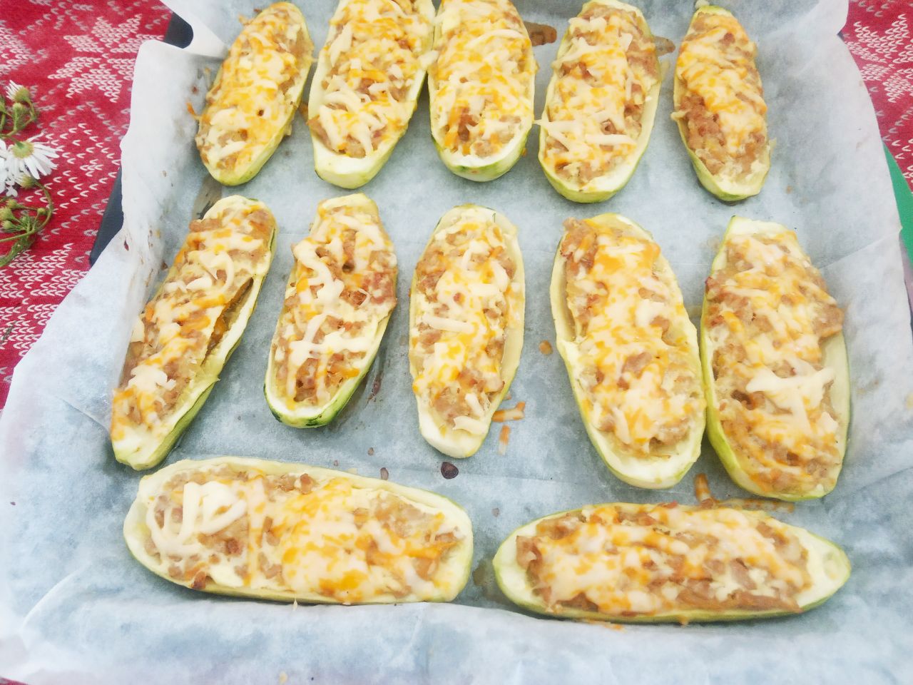 Кабачки фаршированные мясным фаршем, луком, морковью и сыром