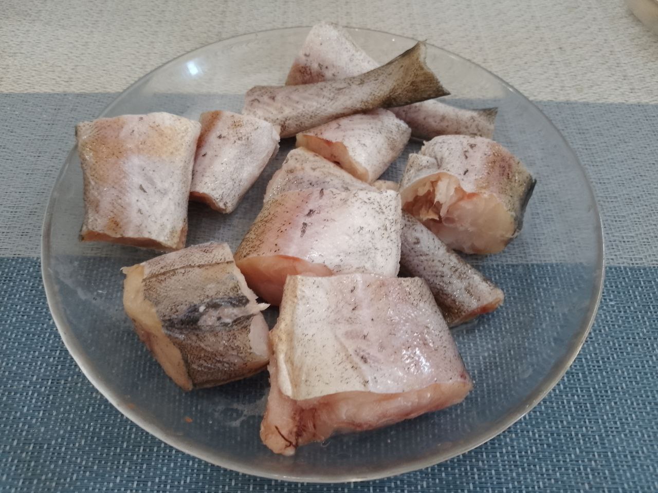 Рыба тушеная с овощами, в томатном соусе: Рыбу очищаем, хорошо промываем водой, разрезаем на кусочки и солим по вкусу.