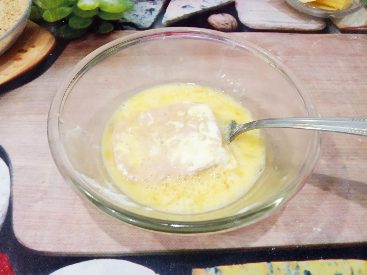 Вкусный и аппетитный завтрак из ветчины и сыра, в кляре: Затем с помощью вилки окунаем во взбитых яйцах.