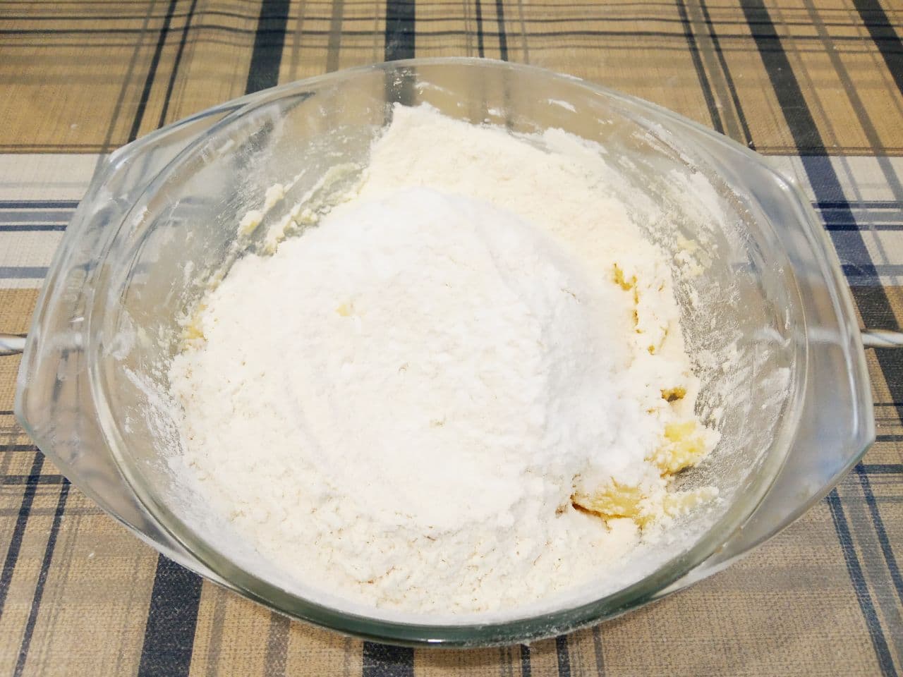 Рассыпчатое песочное домашнее печенье с крахмалом, вкусно и просто: Муку с содой просеиваем через мелкое сито и добавляем в смесь, замешиваем мягкое и нежное тесто.