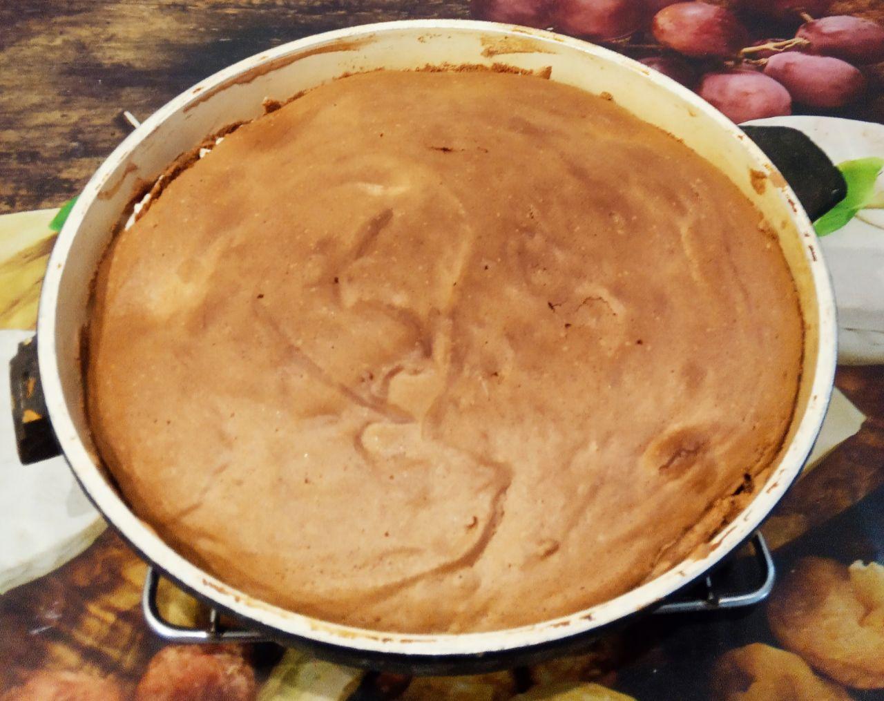 Вкусный шоколадный пирог с начинкой из творожных шариков 