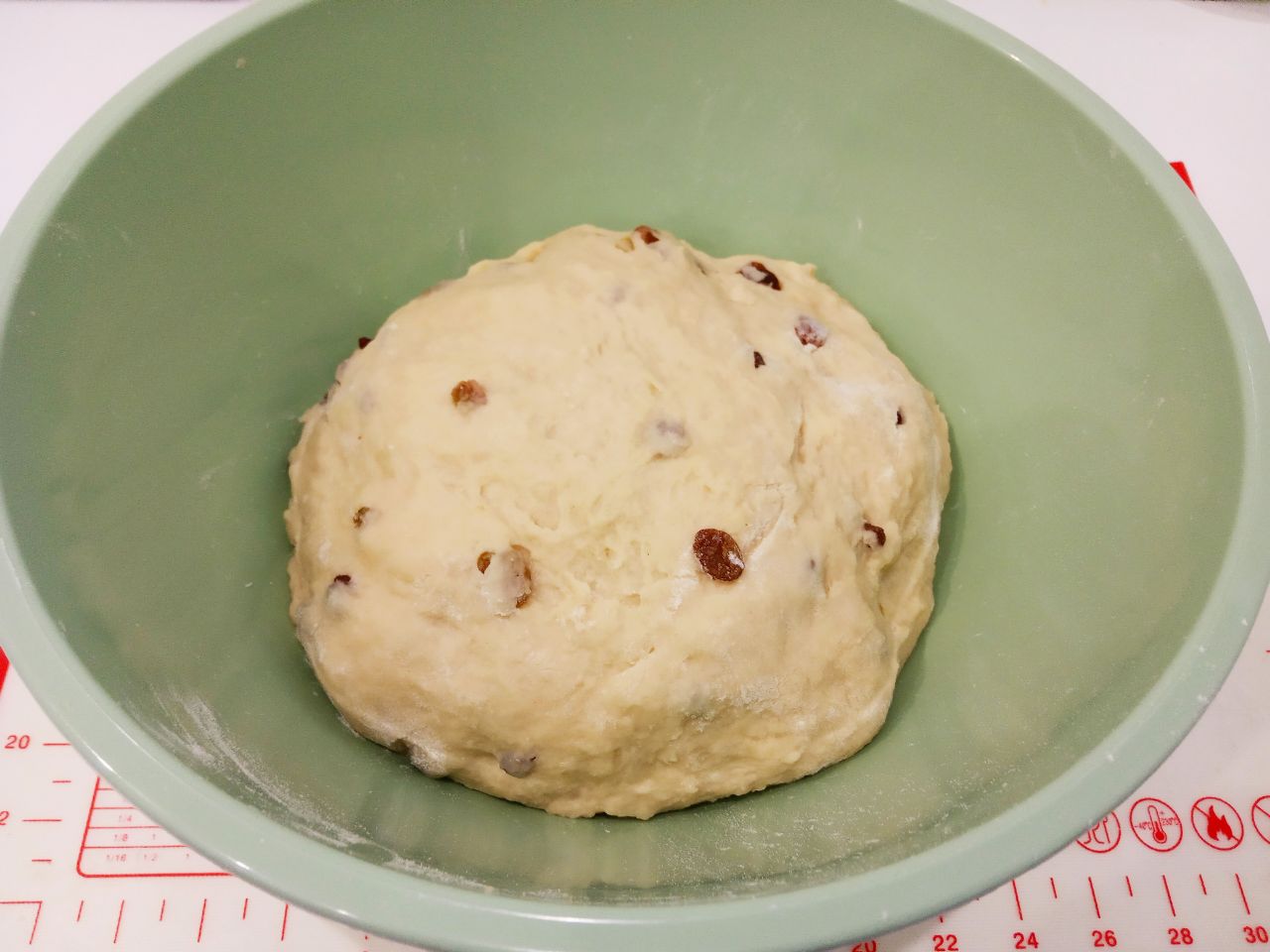 Булочки с изюмом в мучной крошке, воздушные и вкусные: Добавляем изюм, перемешиваем, чтобы изюм равномерно распределился по тесту.