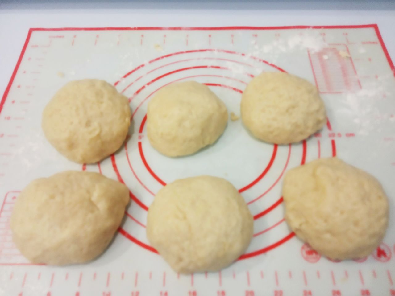 Рогалики с джемом на сметане, без яиц, просто и вкусно: Достаем тесто с холодильника и разделяем на шесть частей.