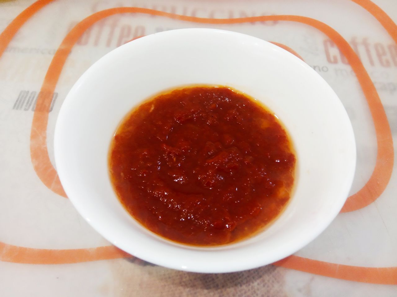 Красный борщ с грибами, вкусный и сытный: Кладем разведенную водой томатную пасту и тушим несколько минут.