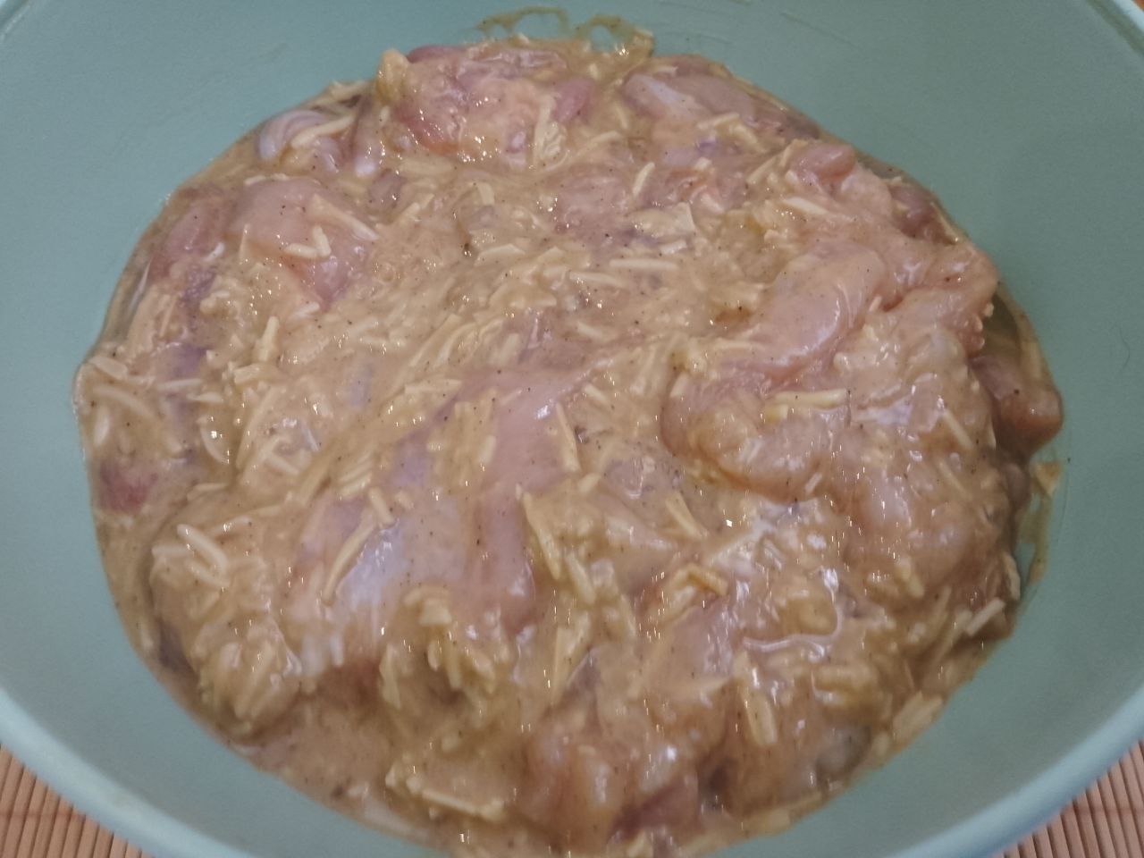 Отбивные в кляре из куриного мяса, на сковороде: В чашу с филе выливаем яйца, добавляем муку, соевый соус, тертый сыр, соль, перец и чеснок по вкусу. Массу