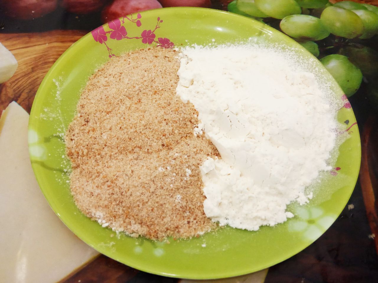 Кабачки с начинкой из помидоров и сыра, жареные в яичном кляре: В тарелку насыпаем муку и панировочные сухари, перемешиваем.