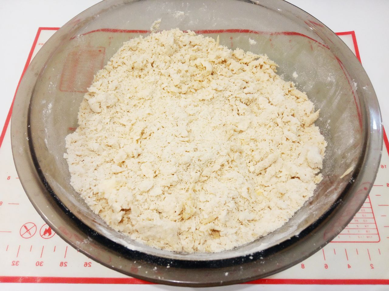 Простой рецепт песочного пирога с начинкой из свежих слив: Кладем кусочки сливочного масла комнатной температуры и растираем в мучную крошку.