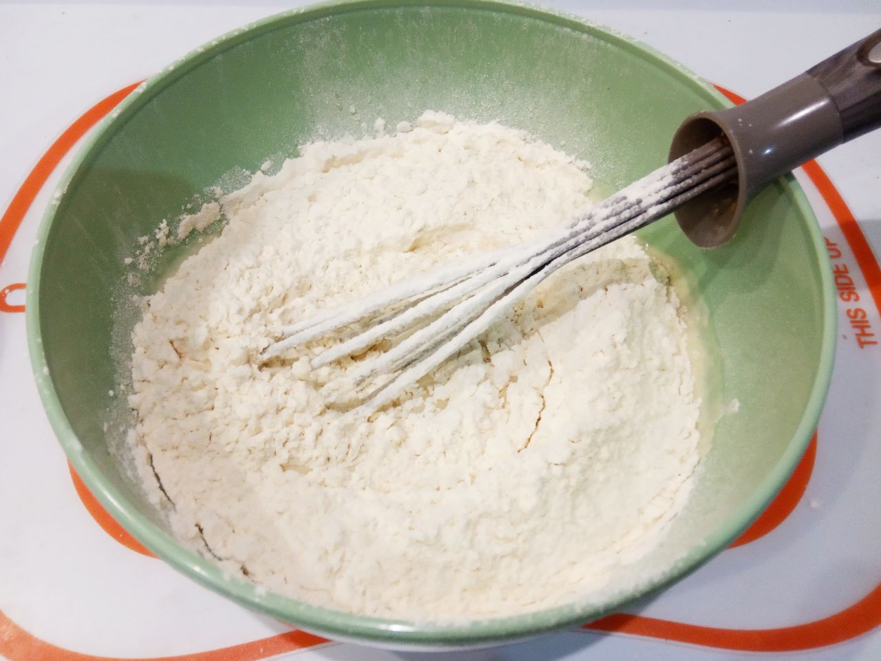 Заливной пирог с фаршем и луком на сковороде, просто и вкусно: Муку просеиваем через мелкое сито и добавляем в смесь, размешиваем. Тесто должно получится, как сметана не