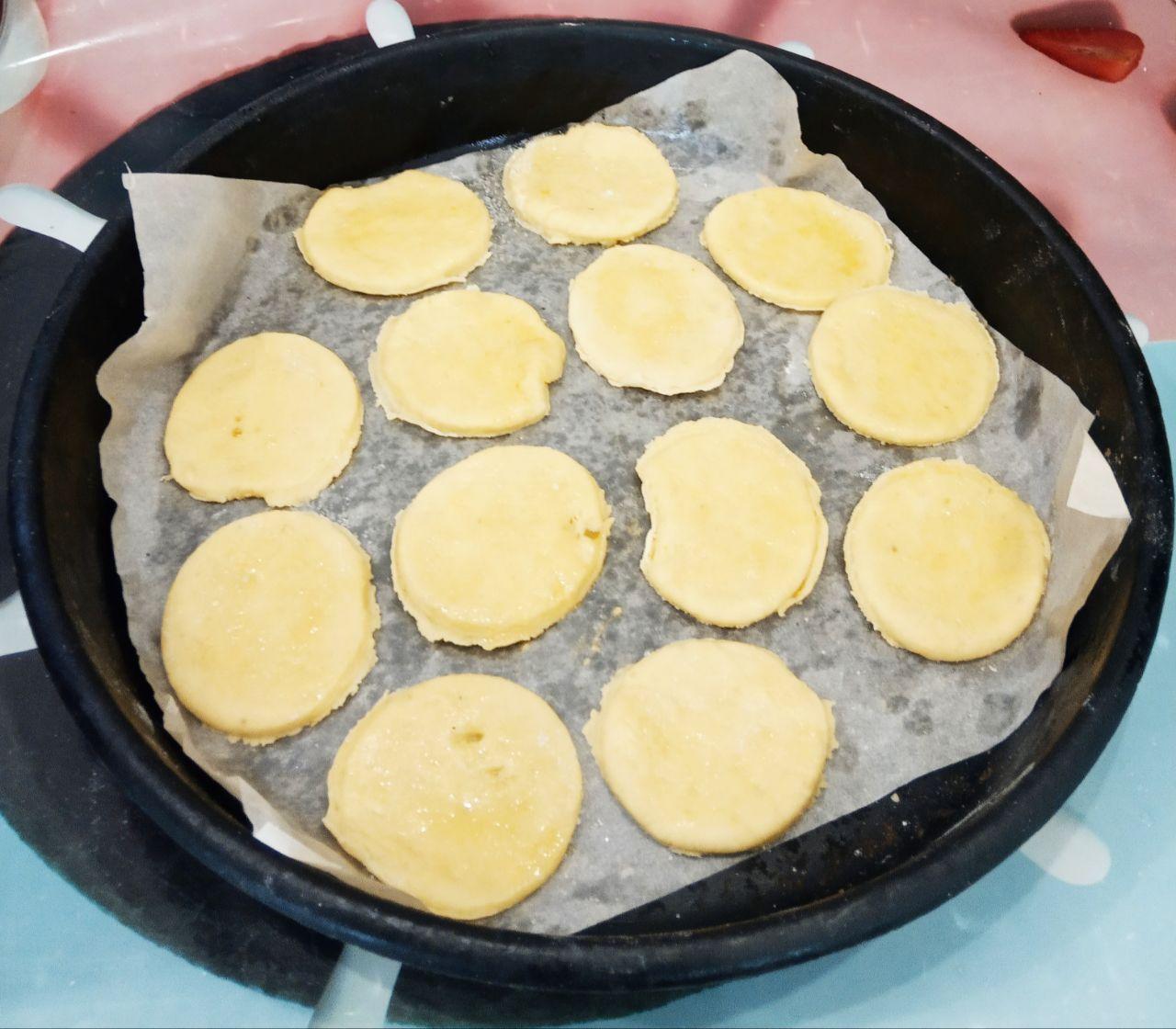 Простой рецепт вкусного сахарного печенья: Печенье смазываем взбитым яйцом и посыпаем сахаром.