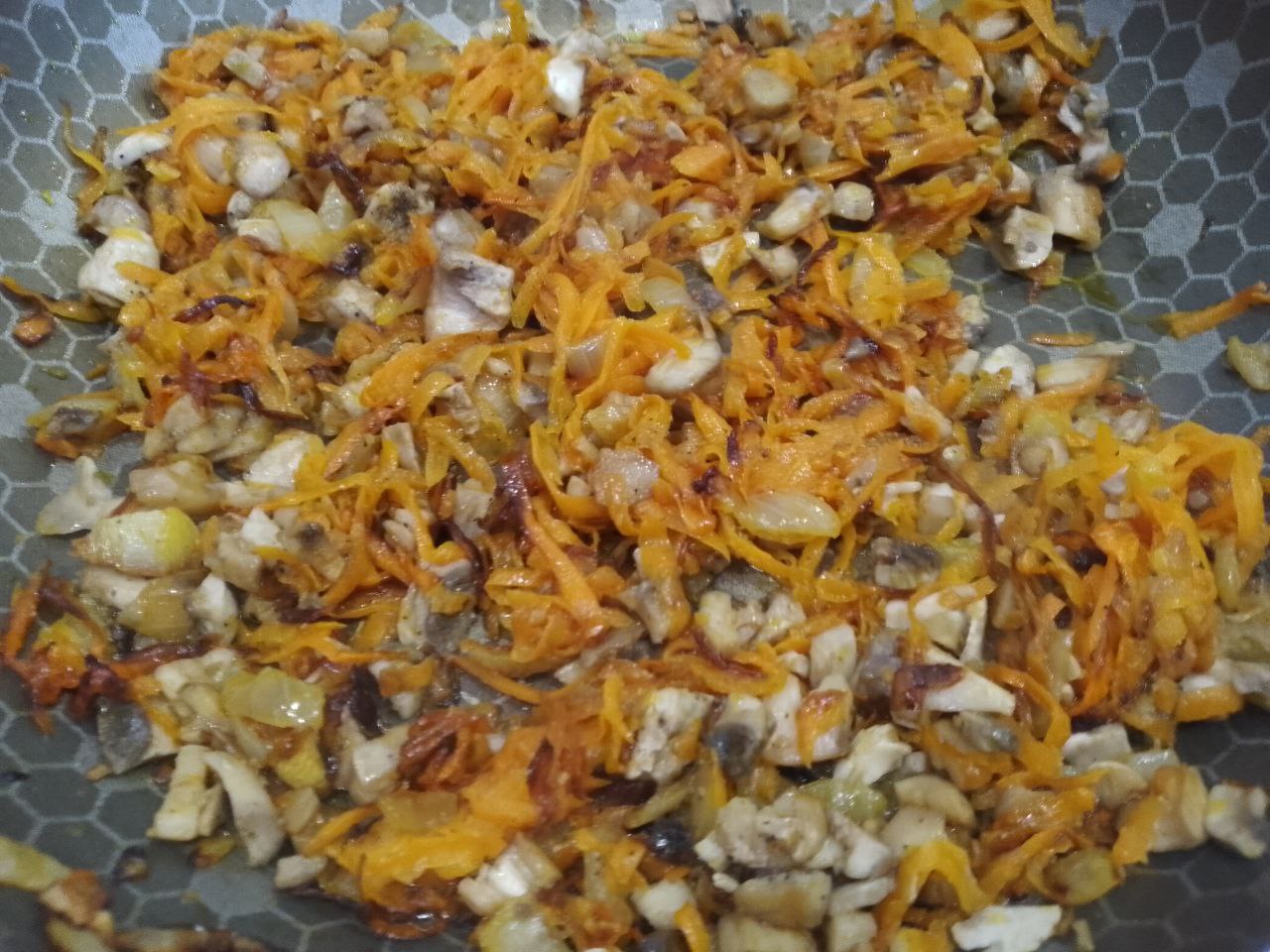 Грибы запеченные в духовке с морковью и луком, сочные и вкусные: Кладем измельченные ножки, добавляем специи и обжариваем ещё несколько минут.
