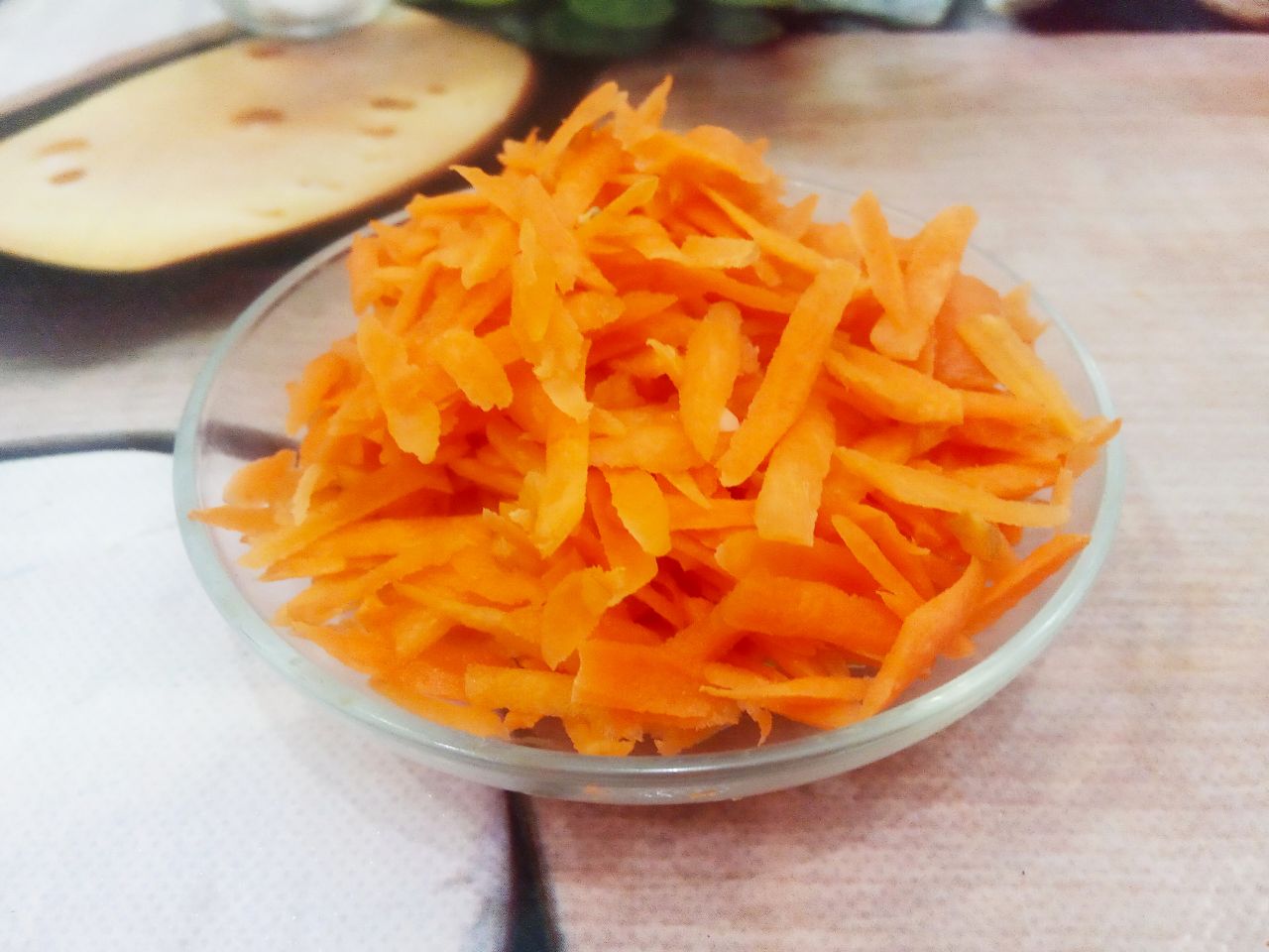 Киноа с мясом и овощами, полезно и сытно: Морковь очищаем, промываем и натираем на крупной терке.
