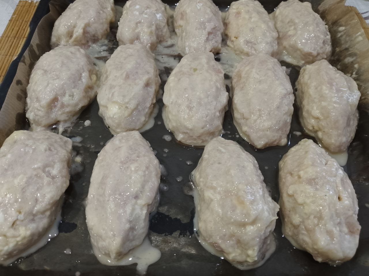 Котлеты с начинкой из яиц и сыра, в кляре, вкусные и сытные: Противень смазываем жиром, тогда котлеты снизу будут с поджаренной корочкой. Я застлала пергаментом, в