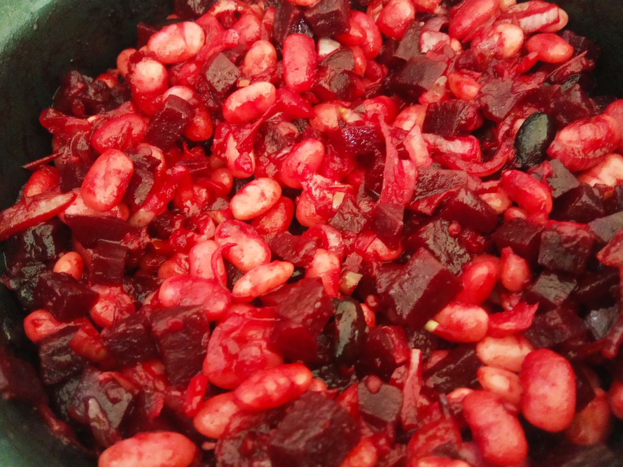 Рецепт тушеной свеклы с фасолью, помидорами и зеленью