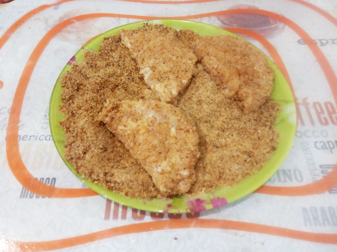 Мясные конвертики с сыром, жареные на сковороде: Панировочные сухари насыпаем в тарелку, сухари у меня домашние и обваливаем конвертики в сухарях или в муке.