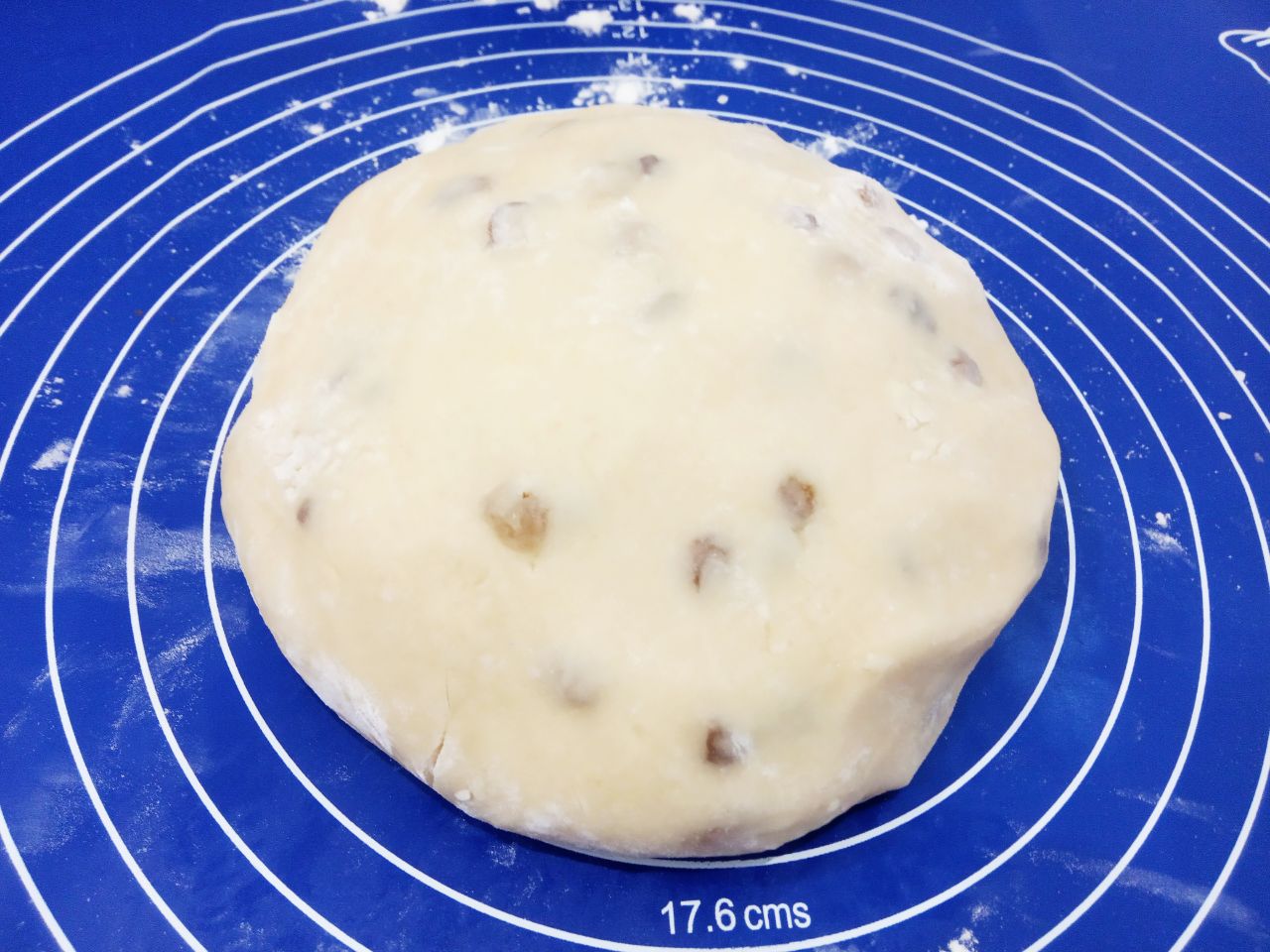 Домашнее печенье на растительном масле с изюмом, песочное и рассыпчатое: Тесто выкладываем на рабочую поверхность.