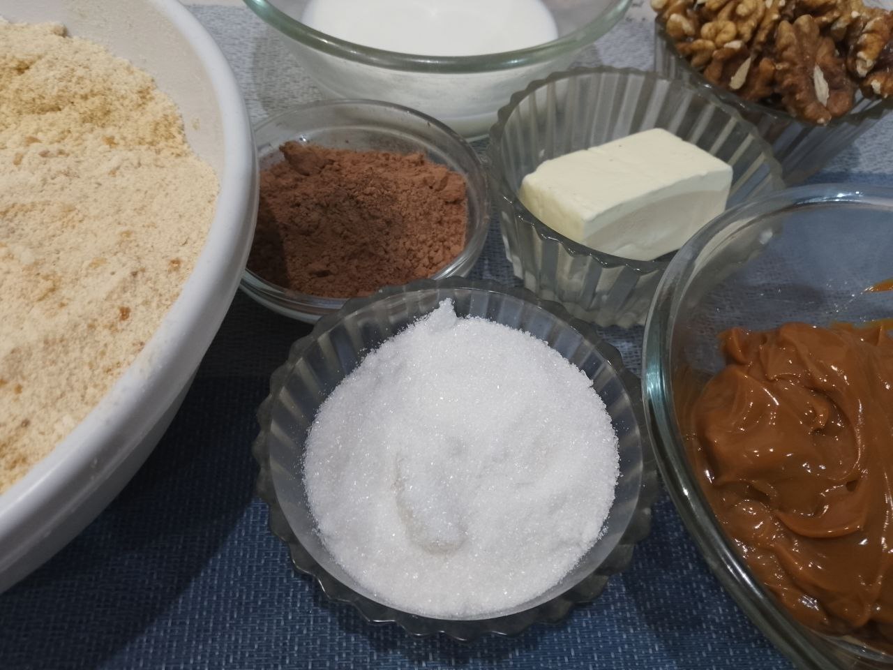 Десерт из печенья, сгущенного молока и орехов