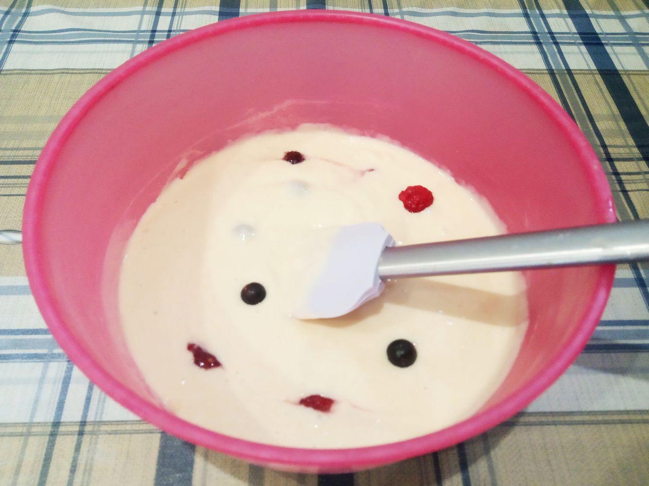 Панкейки с ягодами, вкусно и просто: Разогреваем сковородку и наливаем тесто. Жарим на сухой сковороде с одной стороны, когда появятся пузырьки,