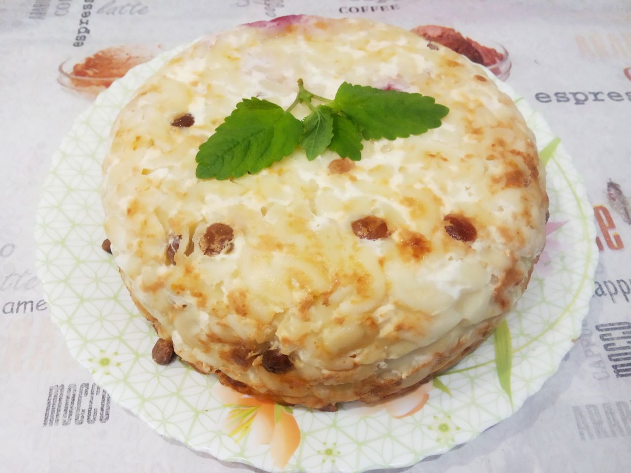 Запеканка из макарон с творогом, изюмом и вишней, просто и вкусно