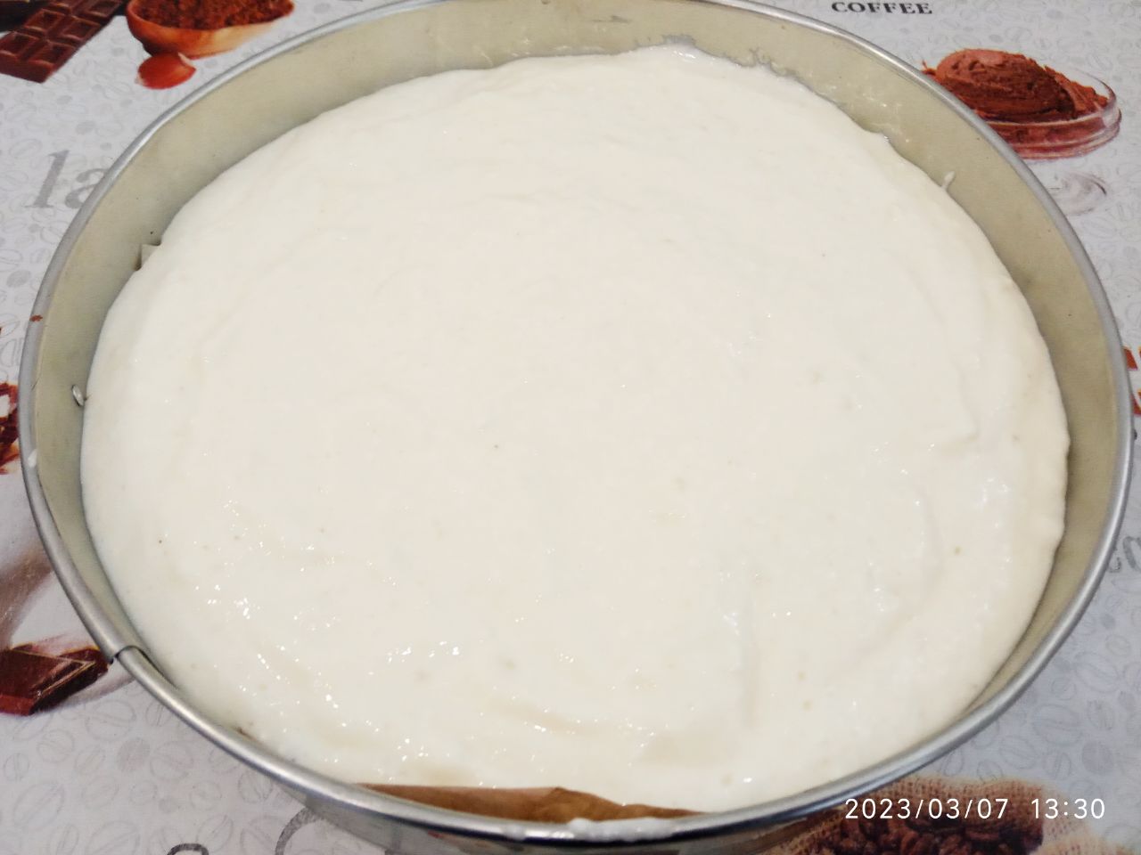 Творожная запеканка на манной крупе и крахмале: Форму застилаем пергаментом и выкладываем творожную смесь.