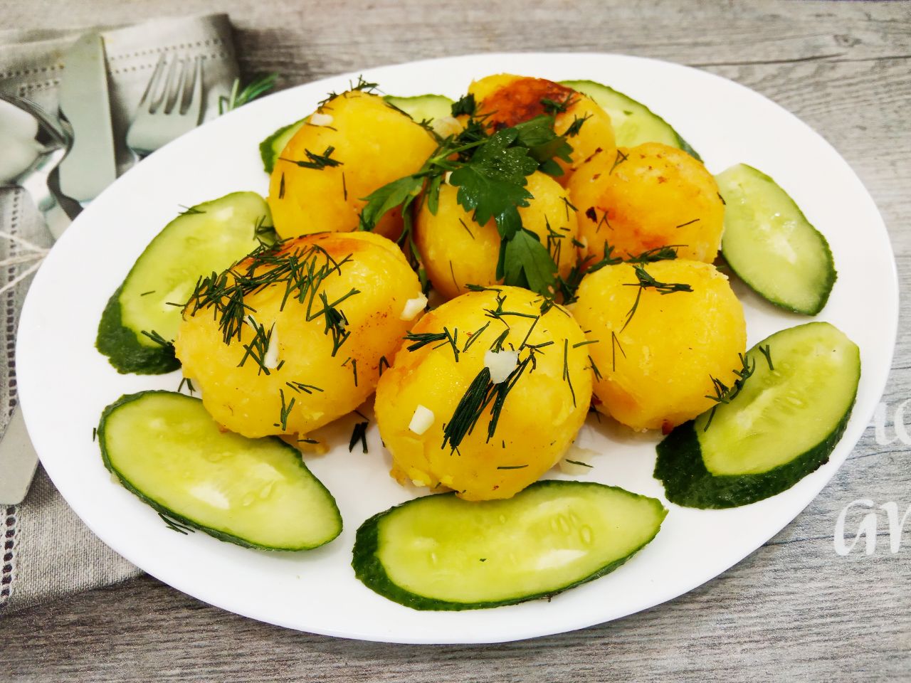 Молодой картофель обжаренный на масле, с укропом и чесноком