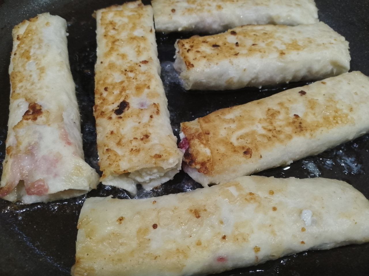 Лаваш с творожной начинкой и ягодами, на сковороде: Полоски на небольшом огне обжариваем с двух сторон.