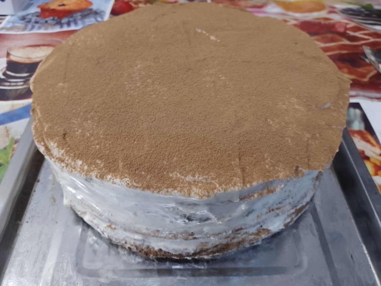 Бисквитный торт с клубникой и взбитыми сливками, нежный и вкусный: Верхнюю часть бисквита также пропитываем  сиропом и покрываем кремом верх и бока торта.