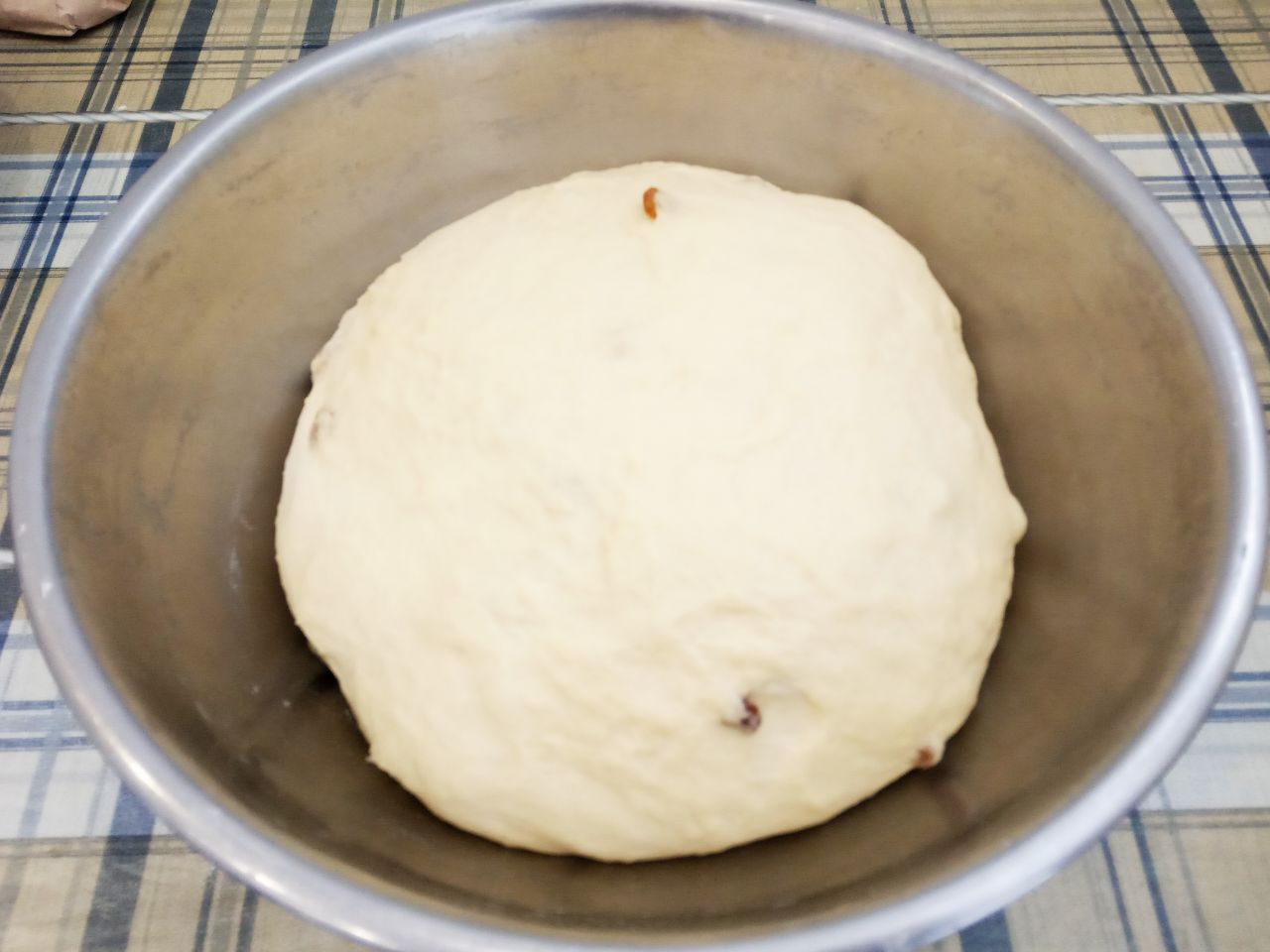 Булочки с изюмом из сдобного дрожжевого теста, воздушные и нежные: Когда тесто увеличится в два три раза, перемешиваем и разделяем на небольшие колобки, накрываем и оставляем